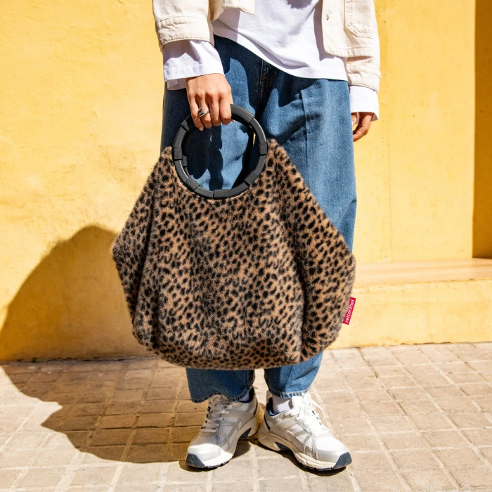 Reisenthel loopbag hobo Handtasche leo fake fur