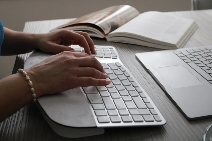 Matias Sculpted Ergonomic Rechargeable Keyboard for Mac, silber, USB, DE