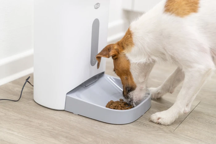 Trixie TX8 2.0 Smart Futterautomat, max. 4 Mahlzeiten pro Tag, Timer, Lautsprecher, 4.5l, weiß