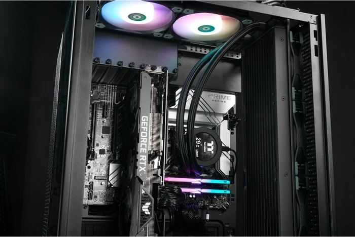 Thermaltake Triton v2, schwarz, Core i7-13700K, 32GB RAM, 2TB SSD, GeForce RTX 4080