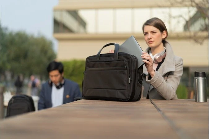 Kensington Contour 2.0 Business 15.6" Laptop Tasche schwarz