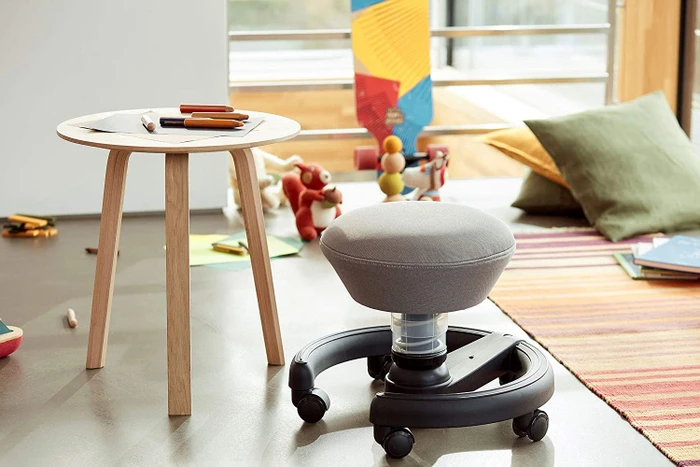 Aeris Swoppster New Edition Schreibtischhocker für Kinder, Gestell weiß, Bezug Harlequin blau