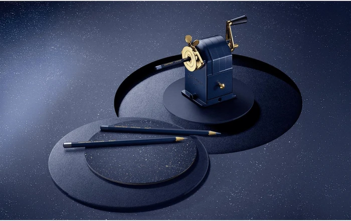 Caran d'Ache Kurbelanspitzer aus Metall cosmic blue