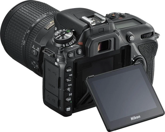 Nikon D7500 mit Objektiv AF-S DX 18-140mm 3.5-5.6 G ED VR
