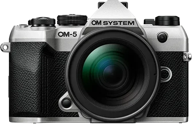 OM System OM-5 Mark II silber mit Objektiv M.Zuiko digital ED 12-45mm 4.0 PRO