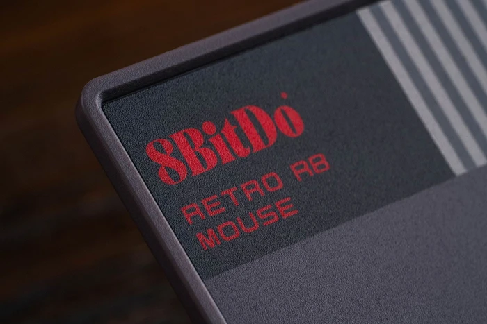 8BitDo Retro R8 Mouse mit Ladestation, N Edition, grau/rot, USB/Bluetooth