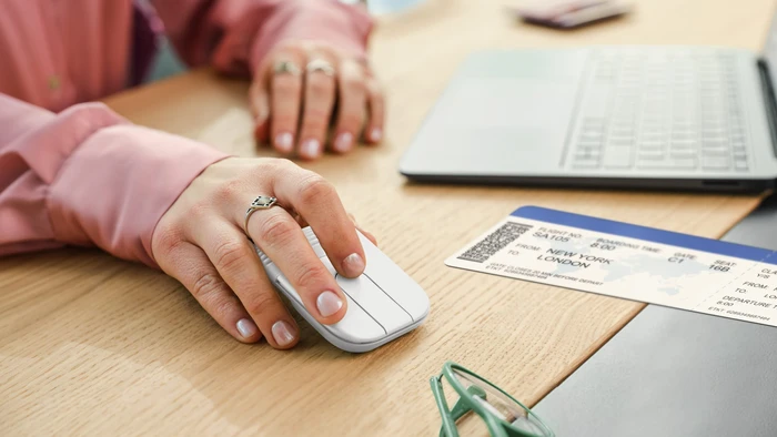 Logitech Mobi Fold Ultra-portable Wireless Mouse Off-White, weiß/grau, Logi Bolt, USB/Bluetooth