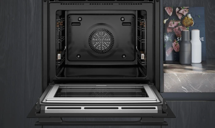 Siemens iQ700 HN978GQAir Backofen mit Mikrowelle und Dampfunterstützung (HN978GQB1 + HZ629070)