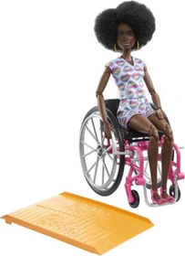 Mattel Barbie - Fashionistas Barbie im Rollstuhl Jumpsuit mit Regenbogenherzen