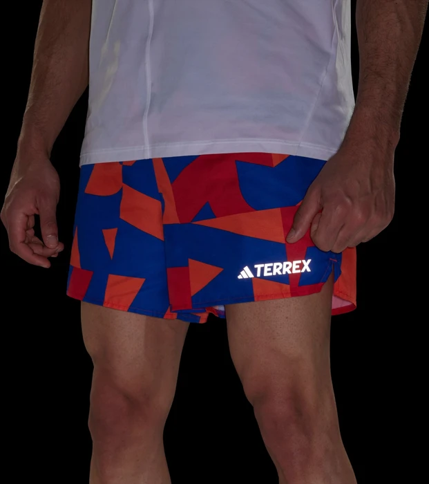 adidas Terrex Multi Light Printed Laufhose kurz semi lucid blue/pure ruby/semi impact orange/warm clay (Herren)