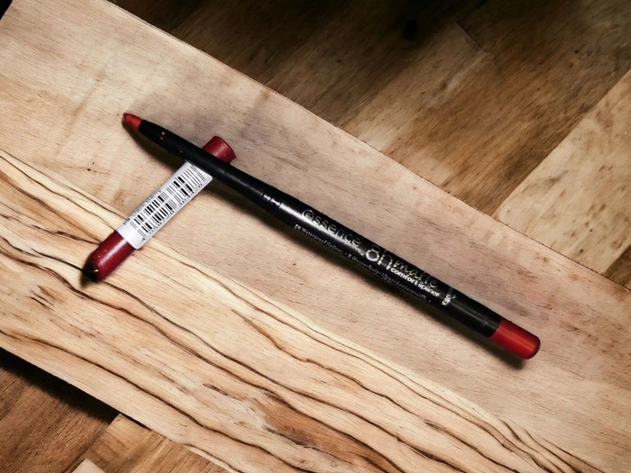 Essence 8h Matte Comfort Lipliner 08 dark berry, 0.3g