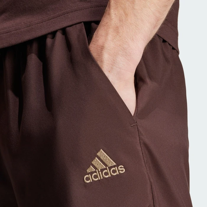 adidas Aeroready Essentials Chelsea Small Logo Trainingshose kurz shadow brown (Herren)