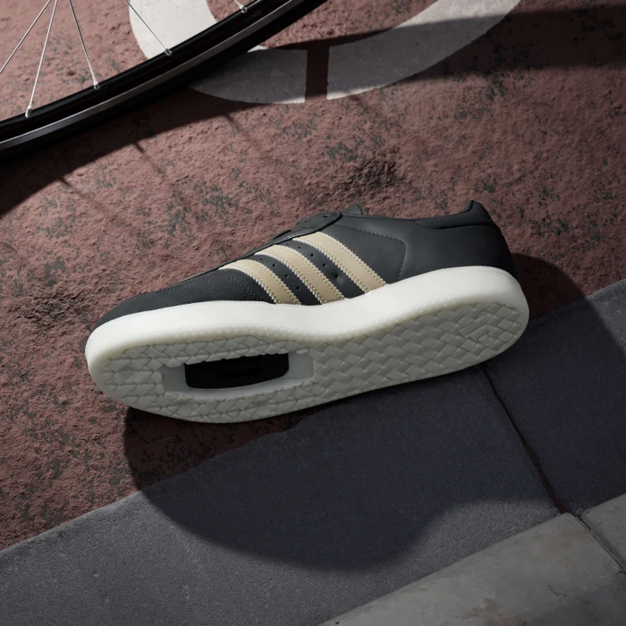 adidas Velosamba Leather core black/cyber metallic/pure ruby
