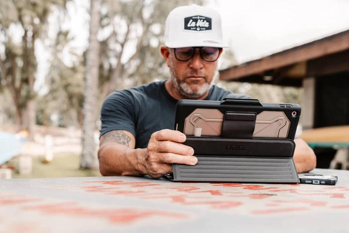 UAG Rugged Bluetooth Keyboard with Trackpad für iPad 7/iPad 8/iPad 9, schwarz, DE