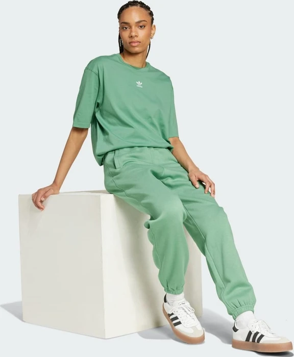 adidas Essentials Boyfriend T-Shirt kurzarm preloved green (Damen)