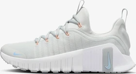 Nike Free Metcon 6 photon dust/light smoke grey/summit white/metallic silver (Damen)