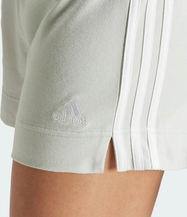 adidas Essentials Slim 3-Streifen Shorts linen green (Damen)
