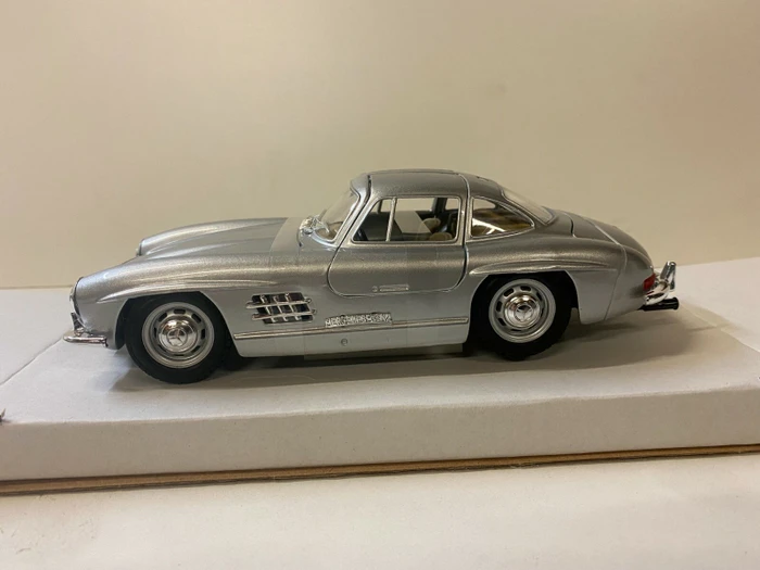 Bburago Mercedes-Benz 300SL silber