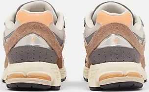 New Balance 2002R mushroom/hazy peach/castlerock (Herren)