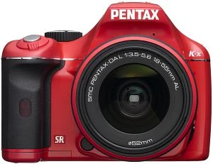 Pentax K-x rot mit Objektiv smc DA L 18-55mm 3.5-5.6 AL