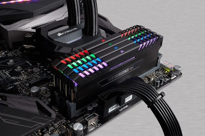 Corsair Vengeance RGB schwarz UDIMM 64GB Kit, DDR4-3200, CL16-18-18-36