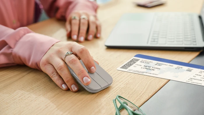 Logitech Mobi Fold Ultra-portable Wireless Mouse Sand, beige/grau, Logi Bolt, USB/Bluetooth