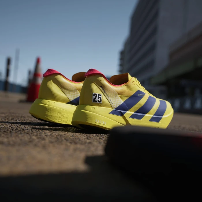 adidas Adizero Adios Pro 4 pure sulfur/lucid blue/lucid red (Herren)