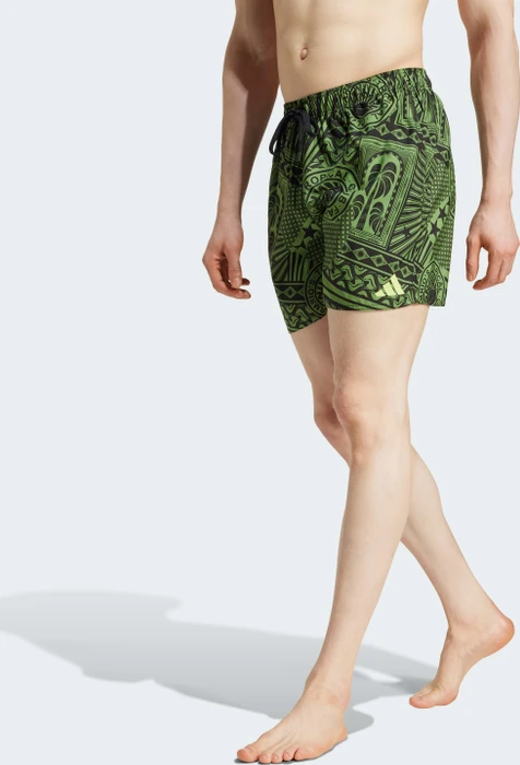 adidas x FARM 3-Streifen 5-Inch Badeshorts crew green/black/semi spark (Herren)