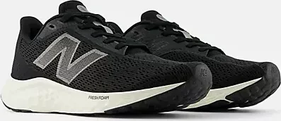 New Balance Fresh Foam Arishi v4 black/phantom/dark silver metallic (Damen)