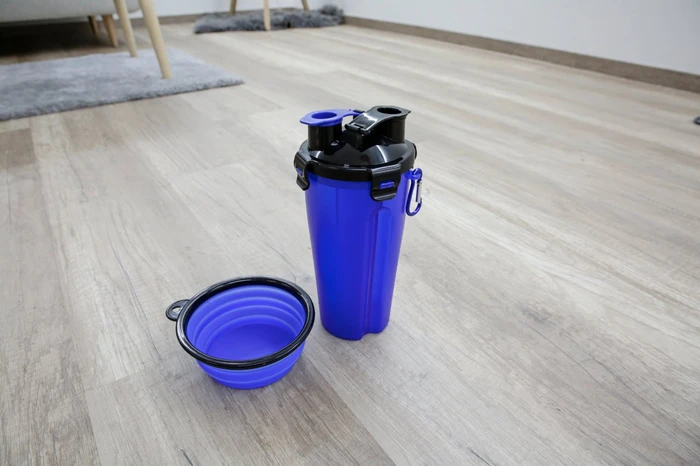 Kerbl Futter- und Wasserbehälter inkl. 250ml Reisenapf, 2x 350ml, blau/schwarz