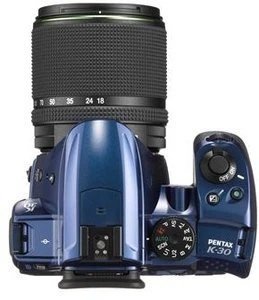 Pentax K-30 blau mit Objektiv smc DA 18-135mm 3.5-5.6 ED AL IF DC WR