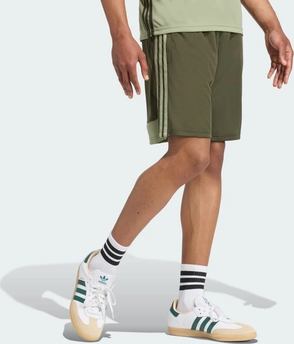 adidas Tiro 25 Essentials Trainingshose kurz night cargo/tent green/impact orange (Herren)