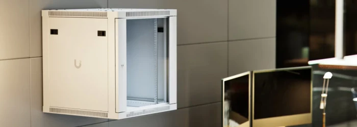 Ubiquiti 12U Rack Cabinet, 19" Wandgehäuse 12HE, Glastür, weiß, 600mm tief