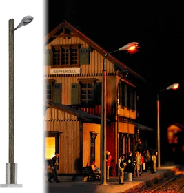 Busch Straßenleuchte mit Holzmast