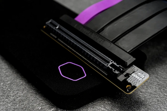 Cooler Master Riser Cable, gewinkelt, PCIe 4.0, 200mm, schwarz