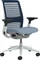 Steelcase Think Bürostuhl mit Armlehnen, royalblau/hellblau Vorschaubild