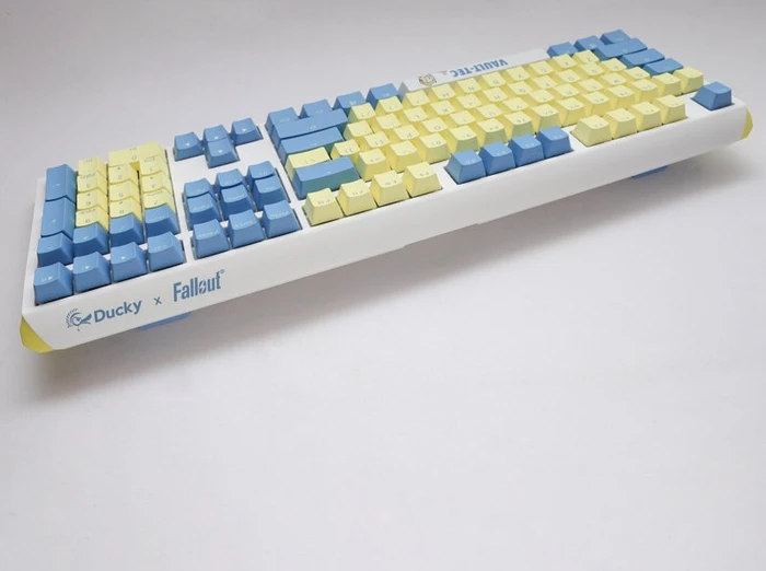 Ducky x Fallout Vault-Tec Limited Edition One 3 + Mauspad, PBT, MX SILENT RGB RED, USB, DE