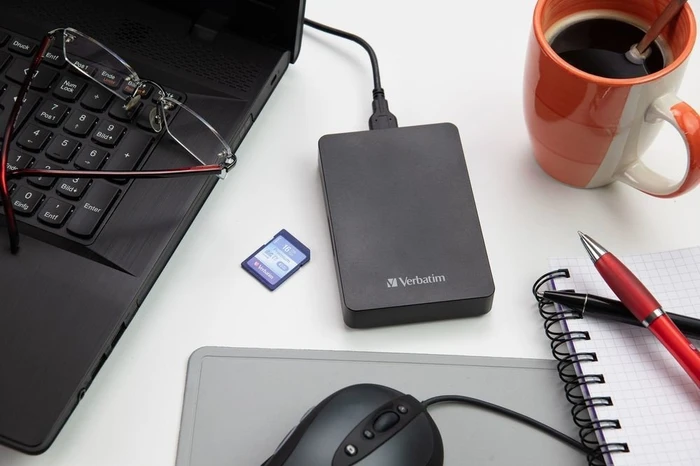 Verbatim Store 'n' Go Portable HDD 1TB mit SD-Kartenleser + 16GB SD-Karte, USB 3.0