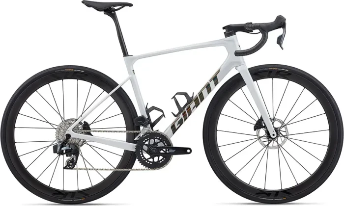 Giant Defy Advanced Pro 1 weiß Modell 2026