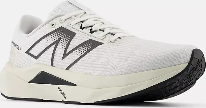 New Balance FuelCell Propel v5 white/black cement/linen (Herren)