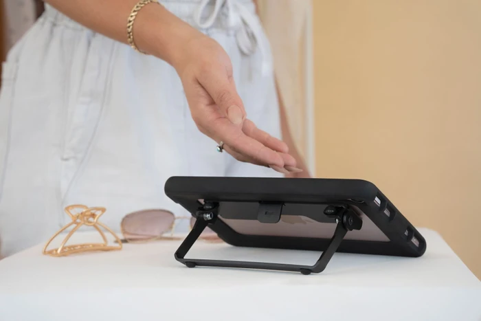 Compulocks Counter Stand Core Swell Enclosure, Tablet-Stand für Apple iPad 10.9" 10-11. Gen/ A16, schwarz