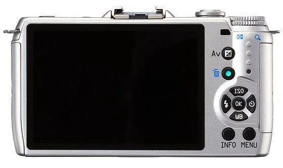 Pentax Q10 silber mit Objektiv Q 02 Standard Zoom 5-15mm 2.8-4.5 AL und Q 06 Telephoto Zoom 15-45mm 2.8 AL