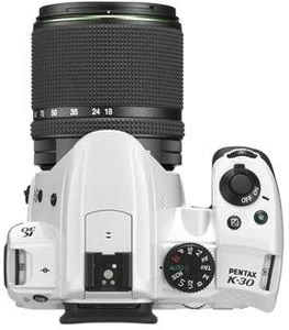Pentax K-30 weiß mit Objektiv smc DA 18-135mm 3.5-5.6 ED AL IF DC WR