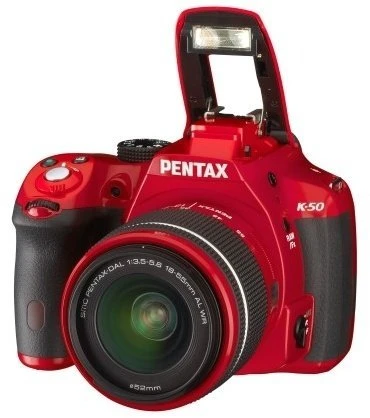 Pentax K-50 rot mit Objektiv smc DA 18-55mm 3.5-5.6 AL WR und smc DA 50-200mm 4.0-5.6 ED WR