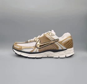 Nike Zoom Vomero 5 photon dust/gridiron/sail/metallic gold (Damen)