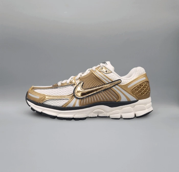 Nike Zoom Vomero 5 photon dust/gridiron/sail/metallic gold (Damen)