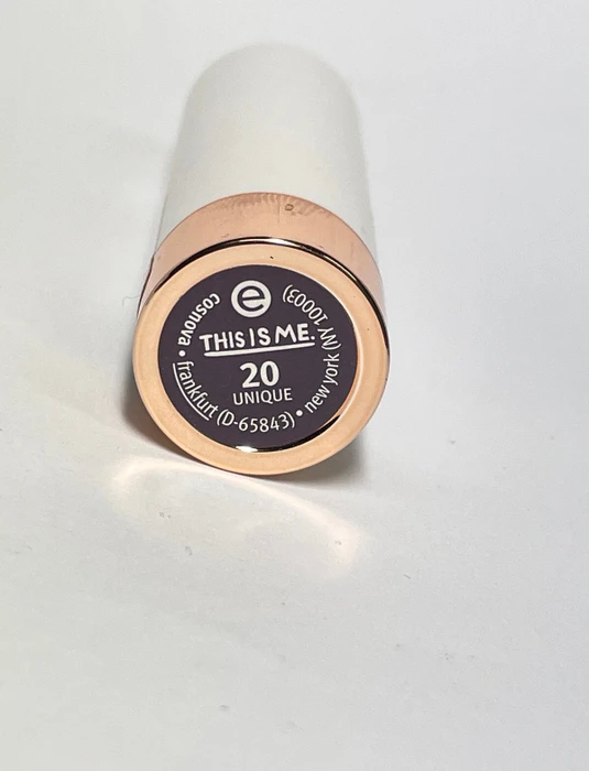 Essence This Is Me. Lipstick 20 unique, 3.5g