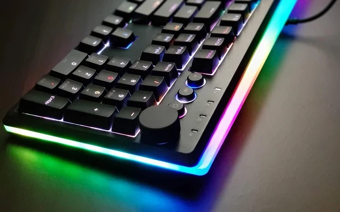i-Rocks K71M, LEDs RGB, schwarz/weiß, Gateron BROWN, USB, US