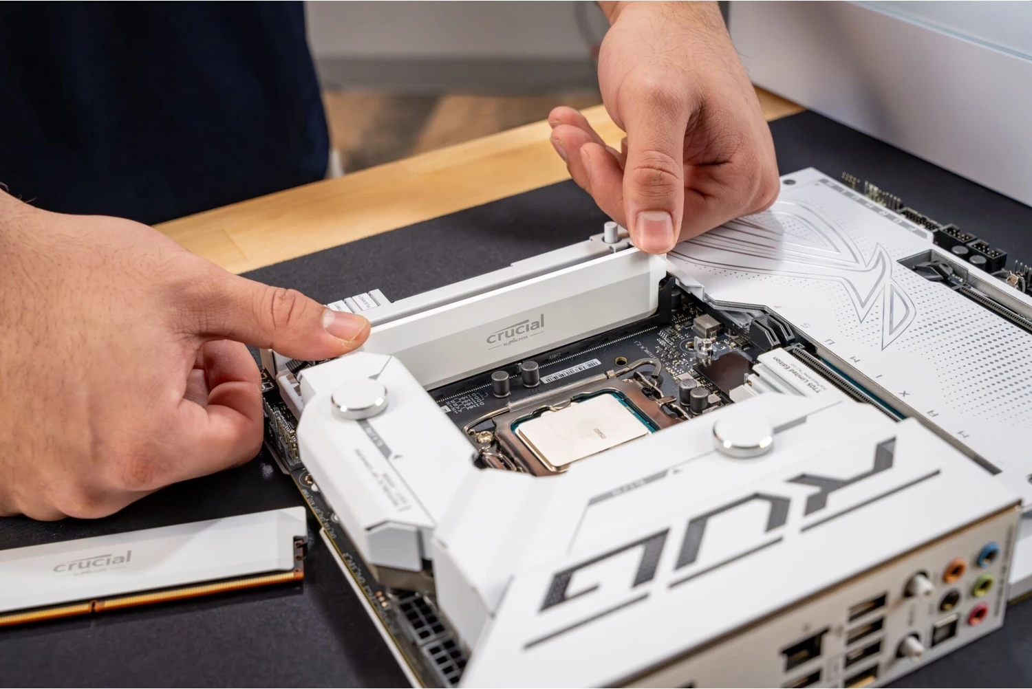 Crucial Pro Overclocking White UDIMM 64GB Kit ab € 599,00 (2026