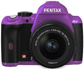 Pentax K-r violett mit Objektiv smc DA L 18-55mm 3.5-5.6 AL